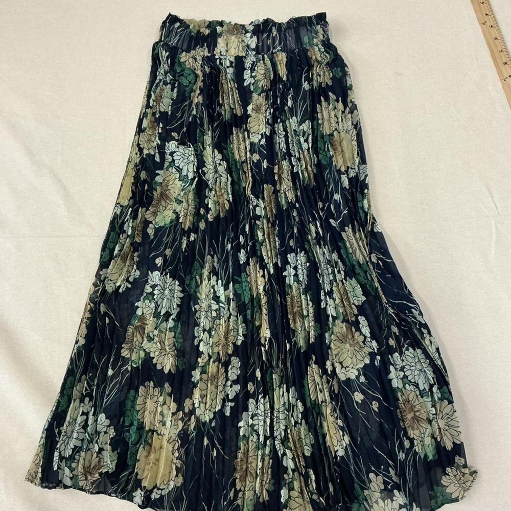 Flowy pleated floral midi skirt with a timeless vintage-inspired look